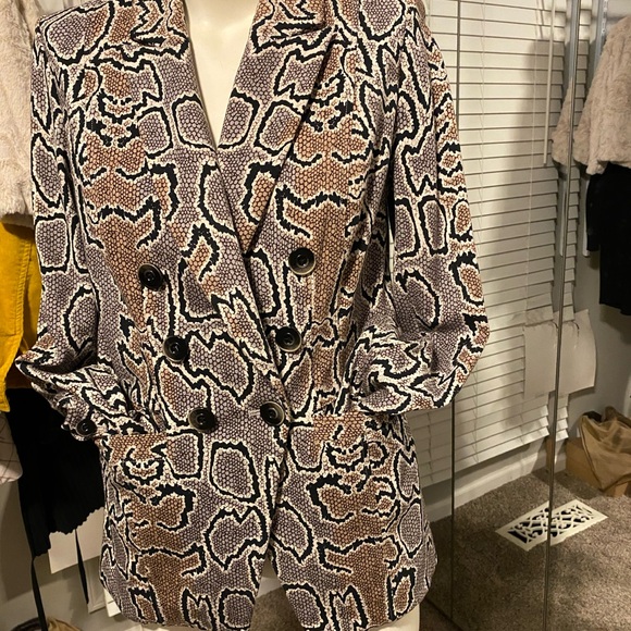 Cabi Python Blazer. Fall 2019. - Picture 5 of 10